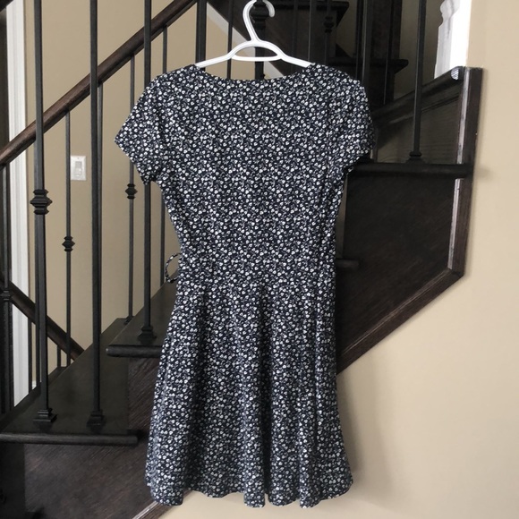 Hollister Floral Wrap Dress - Picture 4 of 4